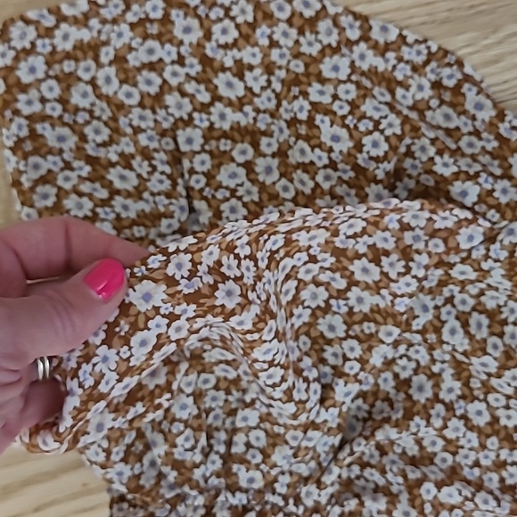 Floral flutter sleeve top - Picture 5 of 6